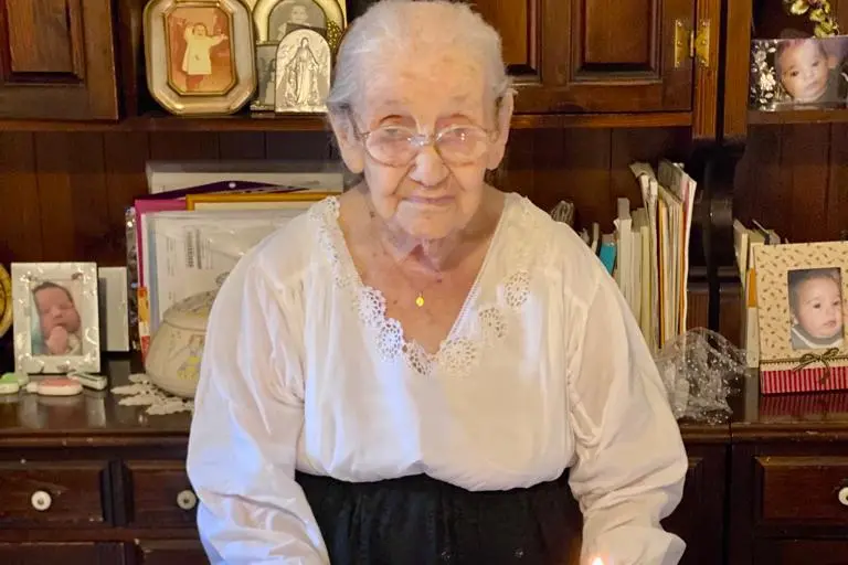 Dina Sodde davanti alla torta nel giorno del suo 102esimo compleanno (foto Ettore Loi)