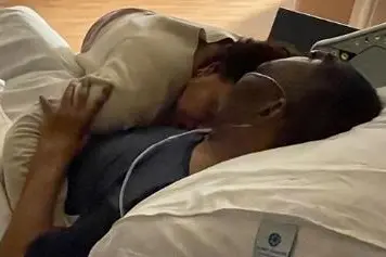 Pelè, l'abbraccio della figlia in ospedale (foto Instagram)