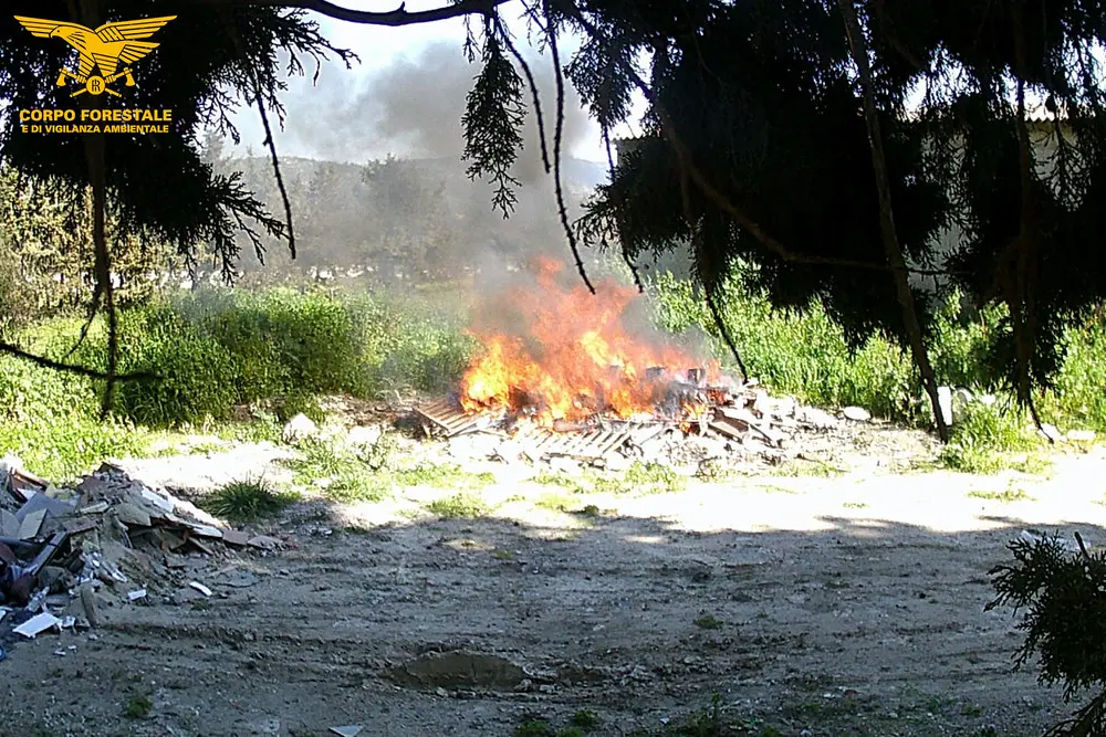 Rogo di rifiuti pericolosi a Maracalagonis