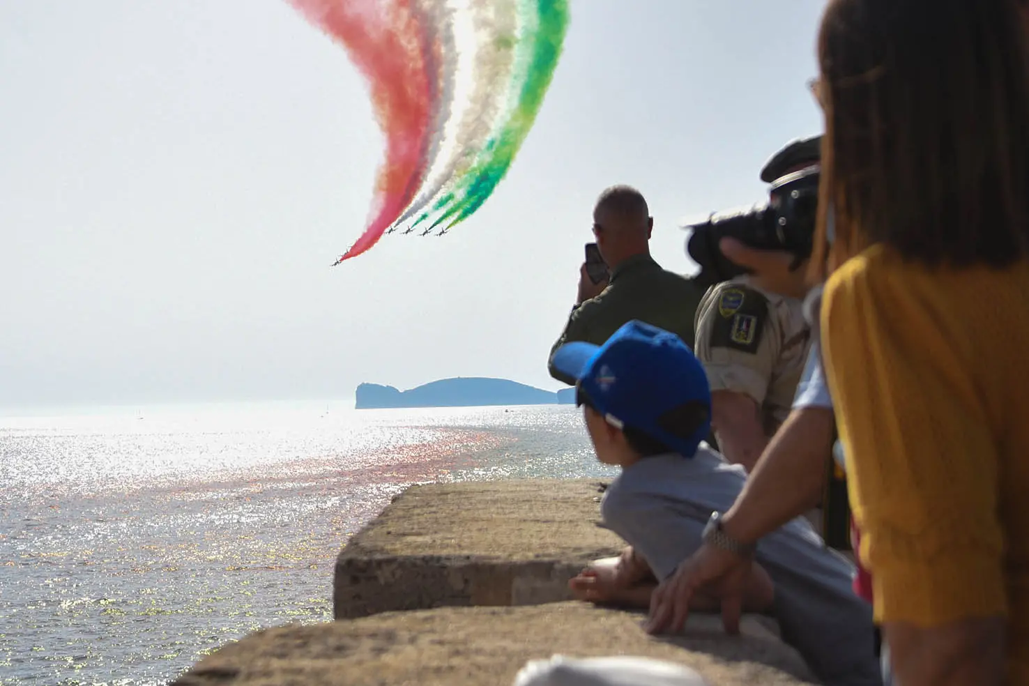 La Pattuglia Acrobatica Nazionale - Frecce Tricolori - dell’Aeronautica Militare nell’area di fronte ai Bastioni di Alghero (foto L'Unione Sarda - Calvi)