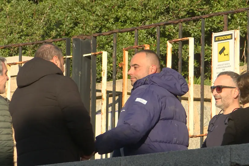 Antonio Lovicario, 42 anni, scampato al naufragio del peschereccio, esce dall’ufficio del Circomare ad Arbatax (foto Ettore Loi)