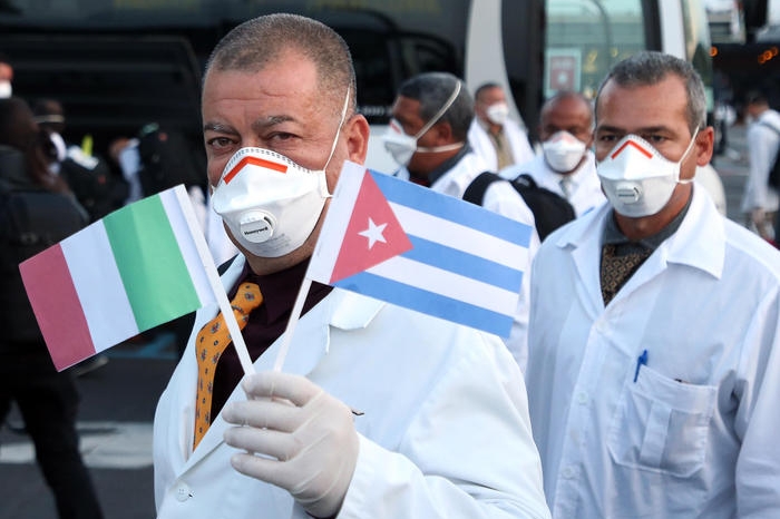 Penuria di camici bianchi, la Calabria chiama 500 medici da Cuba. Occhiuto: “O così o chiudevo gli ospedali”