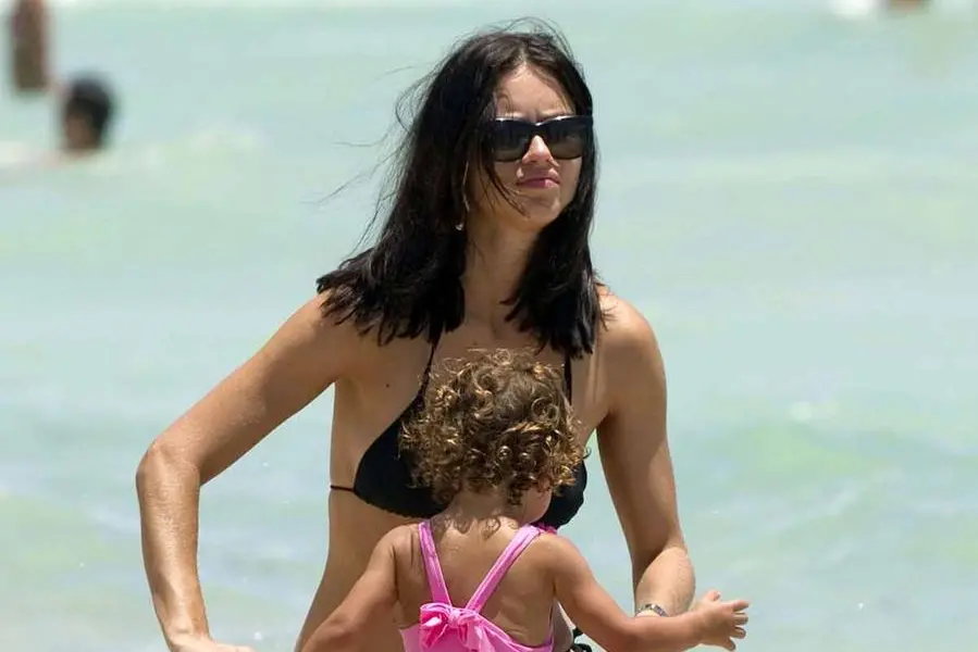 Al mare con la figlia Valentina (Ansa)