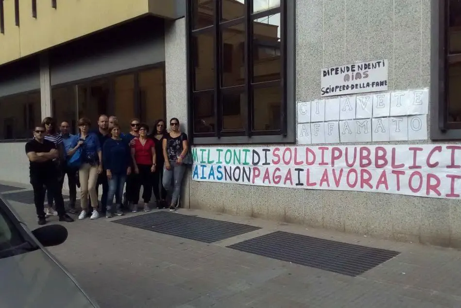 La protesta dei dipendenti davanti all'assessorato alla Sanità (foto L'Unione Sarda - Farris)