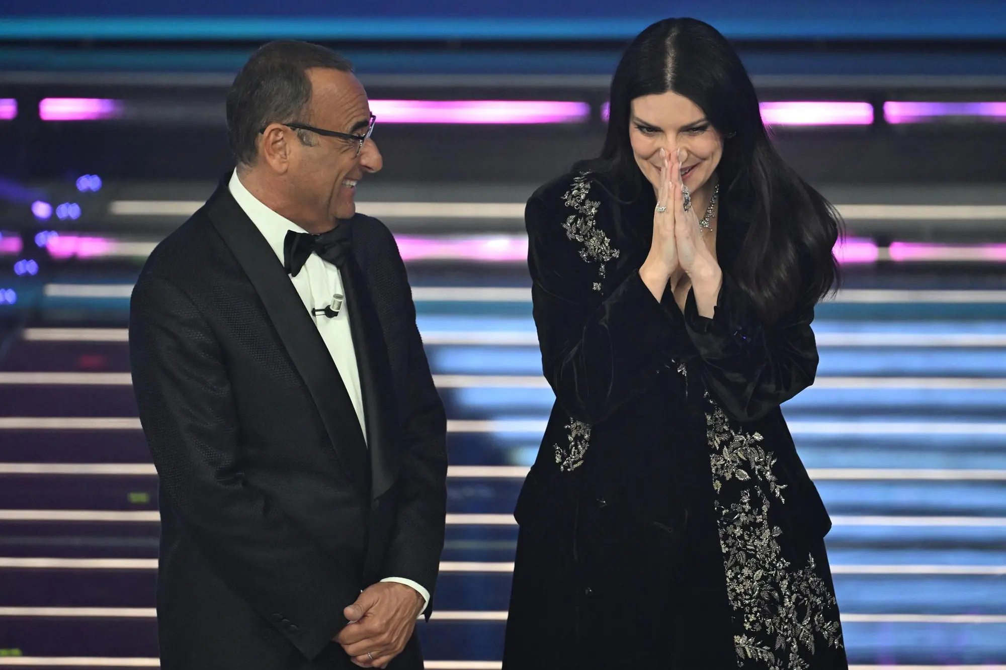 Carlo Conti e Laura Pausini sul palco dell'Ariston (Ansa)
