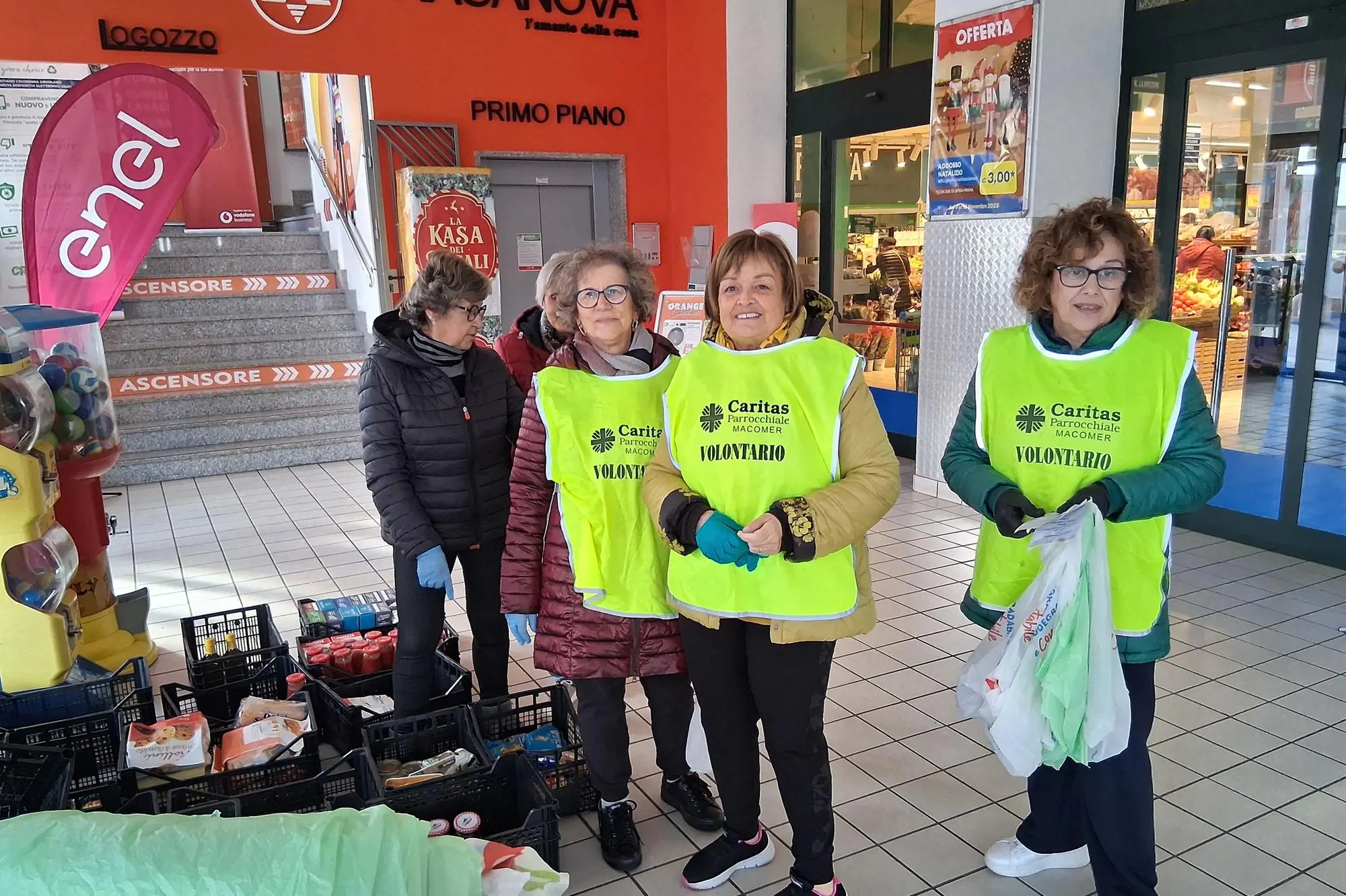 I volontari della Caritas davanti ad un supermercato (foto Oggianu)