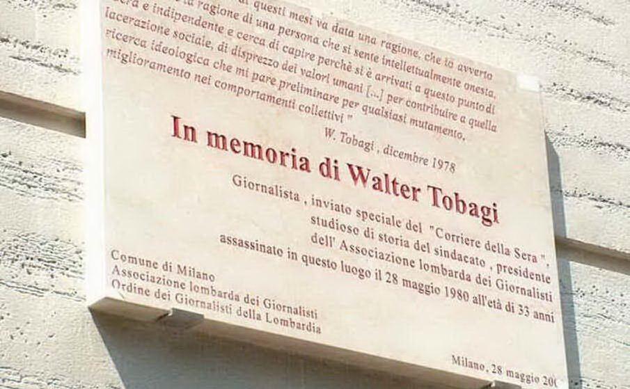 La targa che rende omaggio al giornalista nel luogo dell'attentato Il funerale del cronista (archivio L'Unione Sarda)