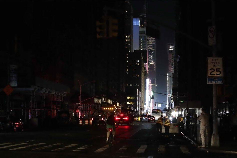 New York spettrale e al buio, le immagini del blackout