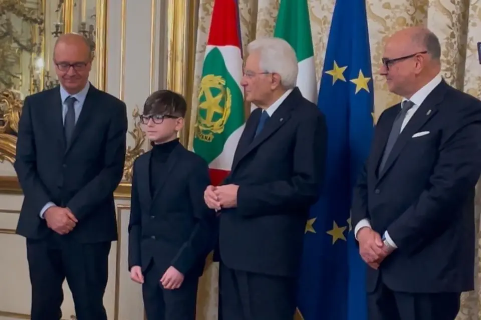 Uno degli studenti dell'Istituto Comprensivo 1 di Selargius premiato dal presidente Sergio Mattarella