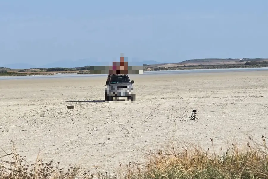 Il fuoristrada nella salina di Sale 'e Porcu (L'Unione Sarda)