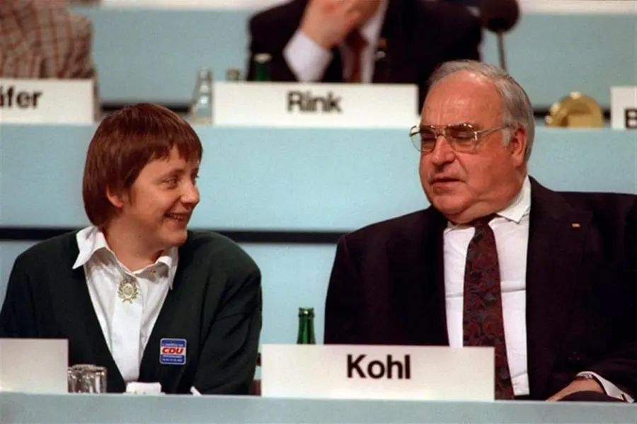 &quot;La ragazza&quot; con Helmut Kohl (Ansa)