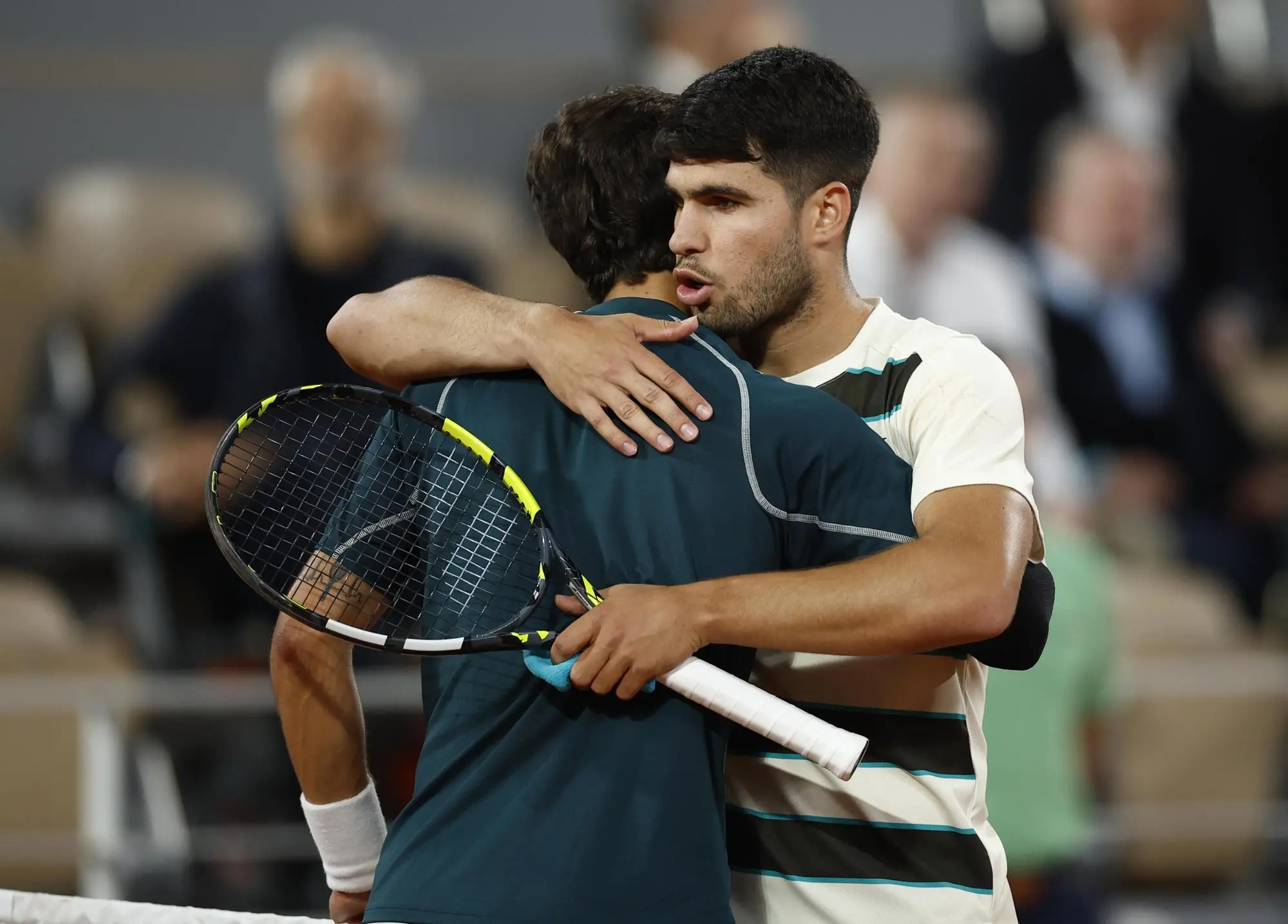 Carlos Alcaraz abbraccia Lorenzo Musetti al Roland Garros (foto Epa/Ansa)