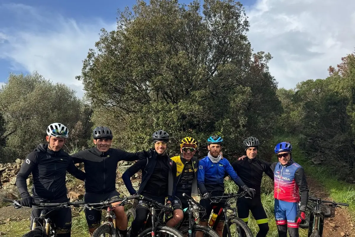 Un gruppiodi ciclisti della Karel sport nella pineta di Sinnai (foto Serreli)