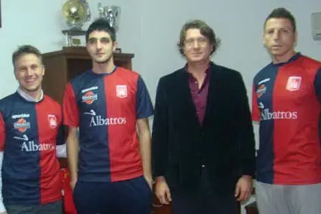 Alcuni giocatori del Castelsardo con il presidente Andrea Prato