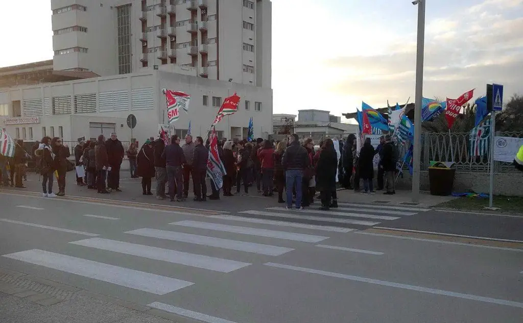 Una protesta dei dipendenti davanti alla sede Aias di Cagliari