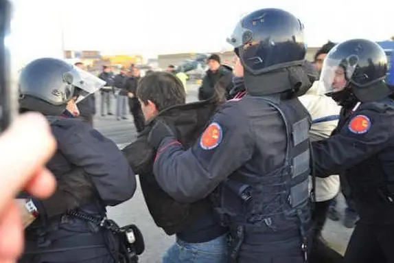 Un'immagine di repertorio degli scontri. In questa foto i pastori e la polizia al porto di Civitavecchia