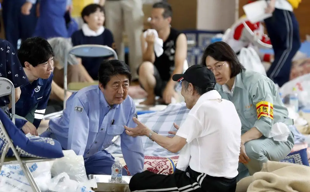 Il premier Shinzo Abe in visita agli sfollati