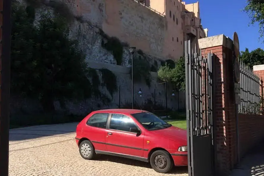L'auto parcheggiata nel giardino sotto le mura in viale Regina Elena