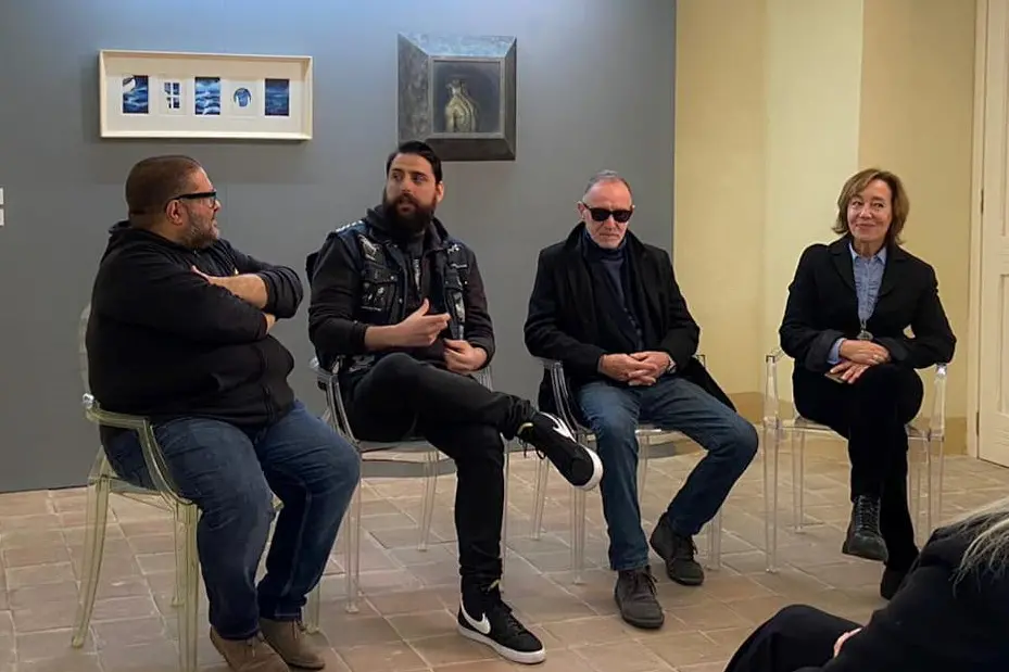 L'artista Max Mazzoli, il terzo da destra (foto concessa)