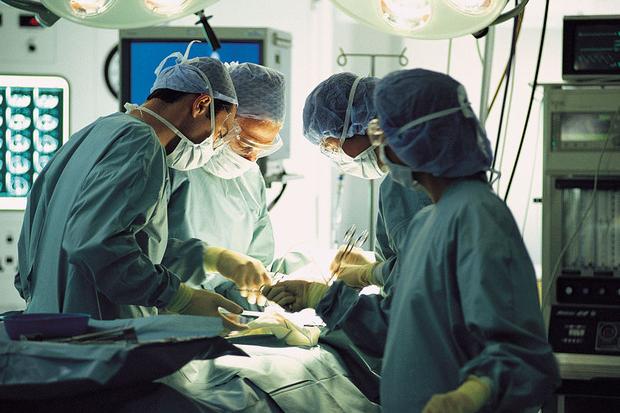 “Interventi chirurgici ridotti tra il 50 e l’80%, rinvii anche per i pazienti con tumore. Colpa dei no vax”