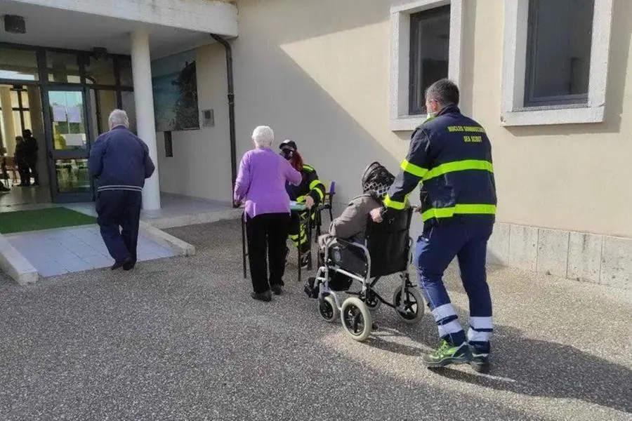 Gli anziani prima di ricevere il vaccino (foto Pinna)
