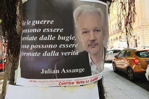 Manifestazione pro Assange in piazza a Cagliari (foto Ansa)