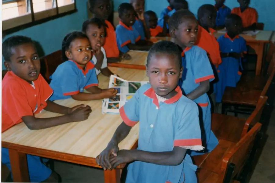 Bambini in una missione in Kenya (archivio L'Unione Sarda)