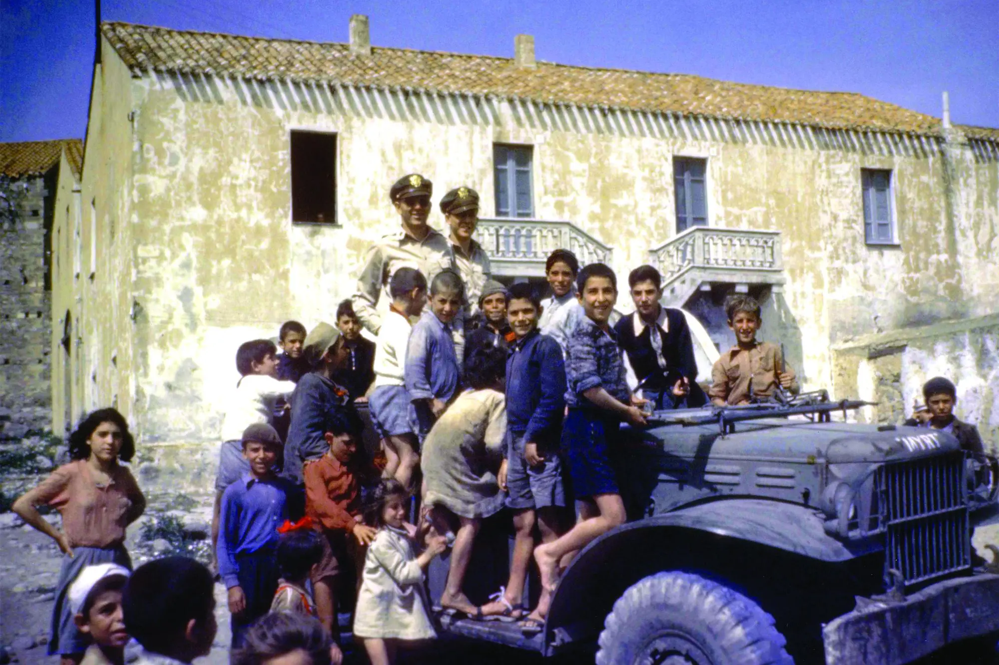 Un gruppo di ragazzi di Portoscuso nel 1944 (L'Unione Sarda)