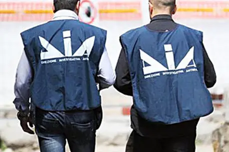 Agenti della Dia di Bari (foto Dia via Ansa)