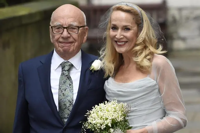 epaselect epa05195960 Australian-born US media mogul Rupert Murdoch (L) and former US model Jerry Hall pose for photographers outside St Bride's church for a service to celebrate the wedding between Murdoch and former supermodel Jerry Hall in London, Britain, 05 March 2016. EPA/FACUNDO ARRIZABALAGA