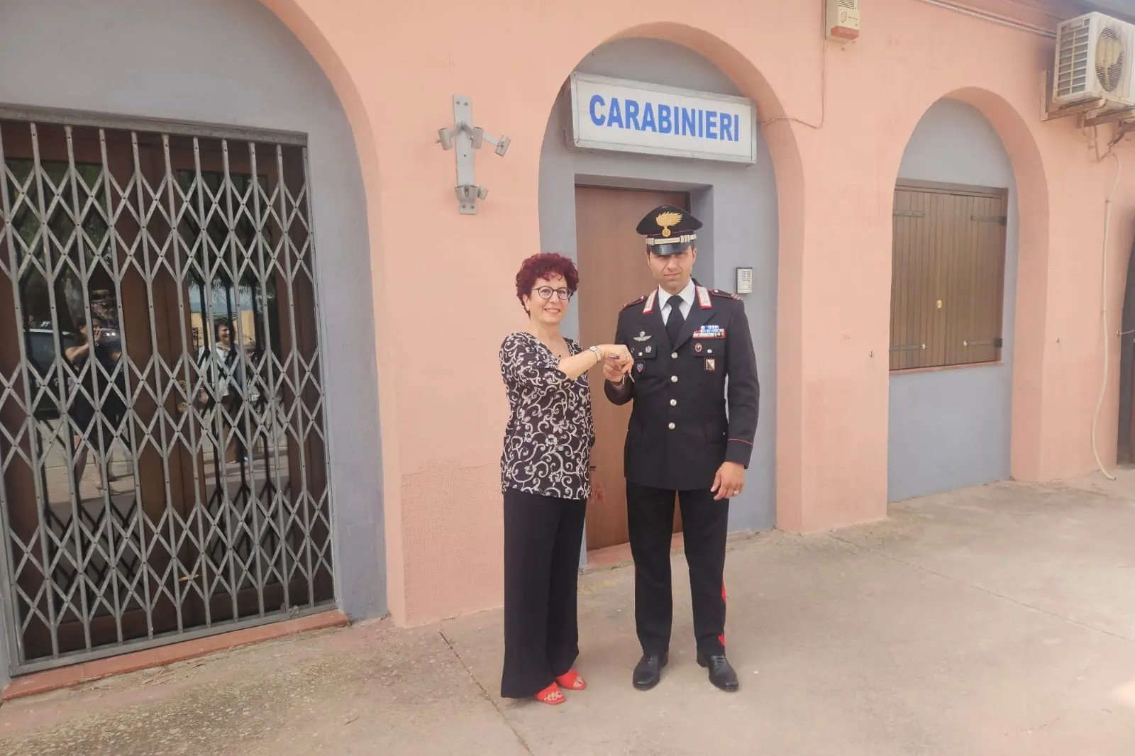 La consegna delle chiavi della stazione dei carabinieri di Flumini