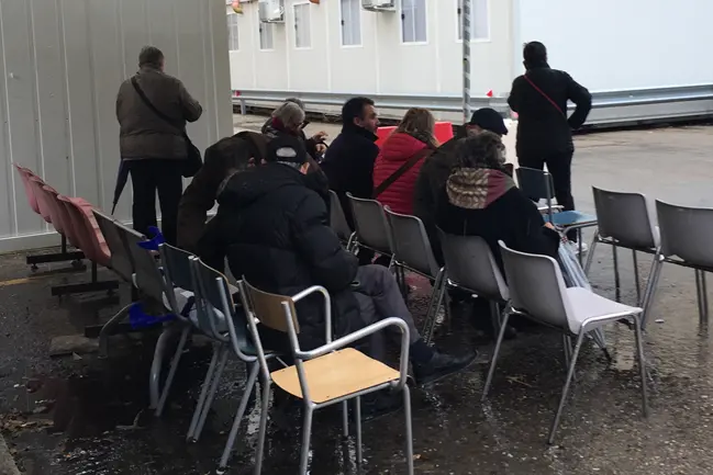 Accompagnatori in attesa al pronto soccorso di Sassari (foto inviata dal lettore)