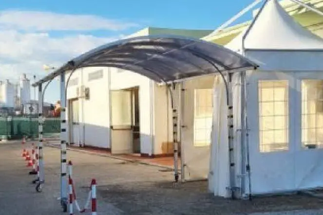 Una tensotruttura per lo screening (foto L'Unione Sarda - Pala)