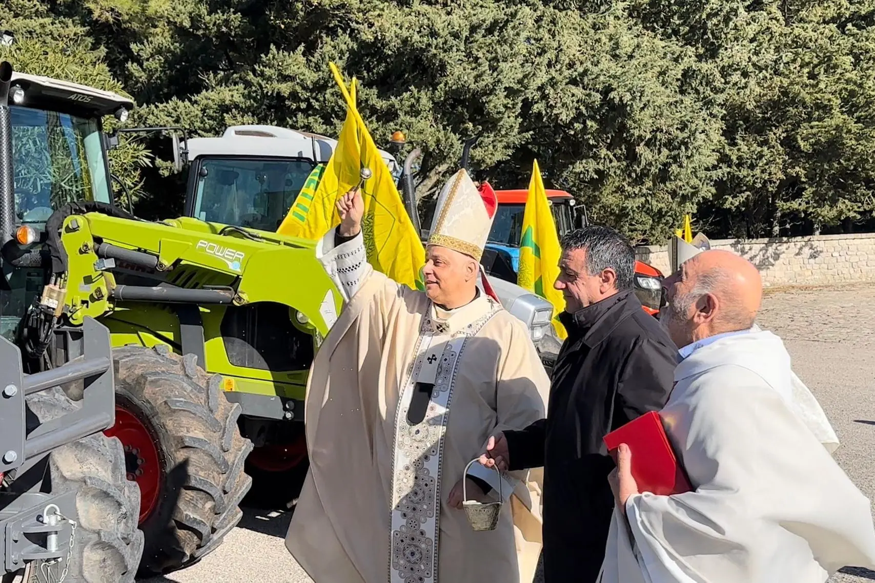 Il vescovo di Sassari benedice i trattori nel sagrato della chiesa di Borutta (foto concessa)
