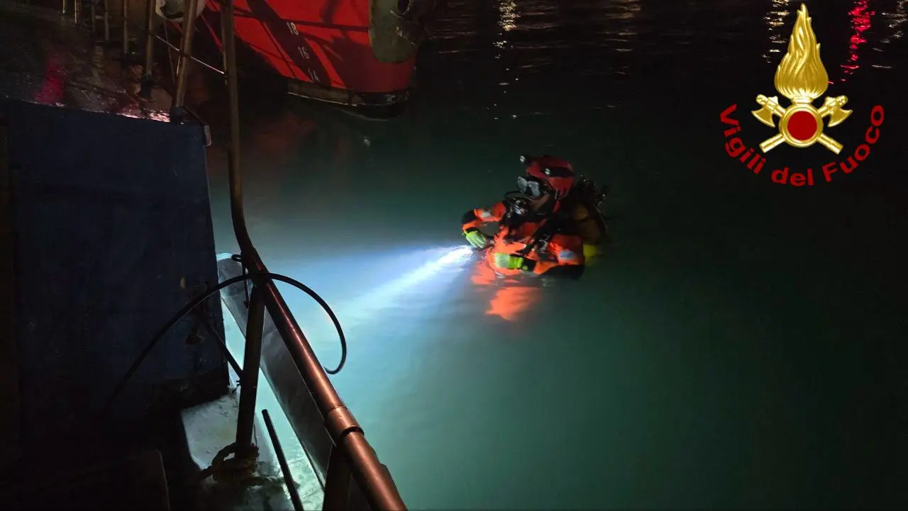 L'intervento per il salvataggio del peschereccio a Porto Torres (foto vigili del fuoco)