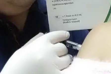 Vaccinazione in un ambulatorio di Oristano (foto Sanna)