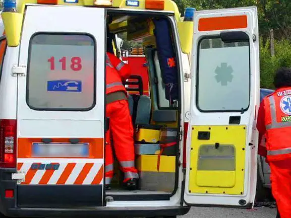 Un'ambulanza (foto Ansa)