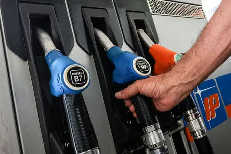 Benzin, Preise auf Sardinien steigen weiter (Foto Ansa)
