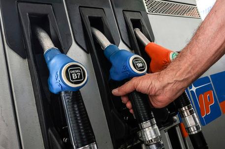 Benzina, rincari record in Sardegna: la verde sfiora i 2,3 euro al litro