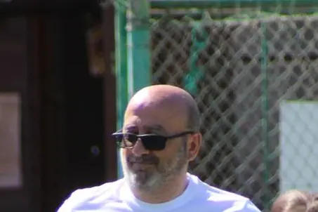 Il presidente del Consiglio comunale Mimmo Pirisi scende in campo per dare il via alla Partita del Cuore (foto concessa)