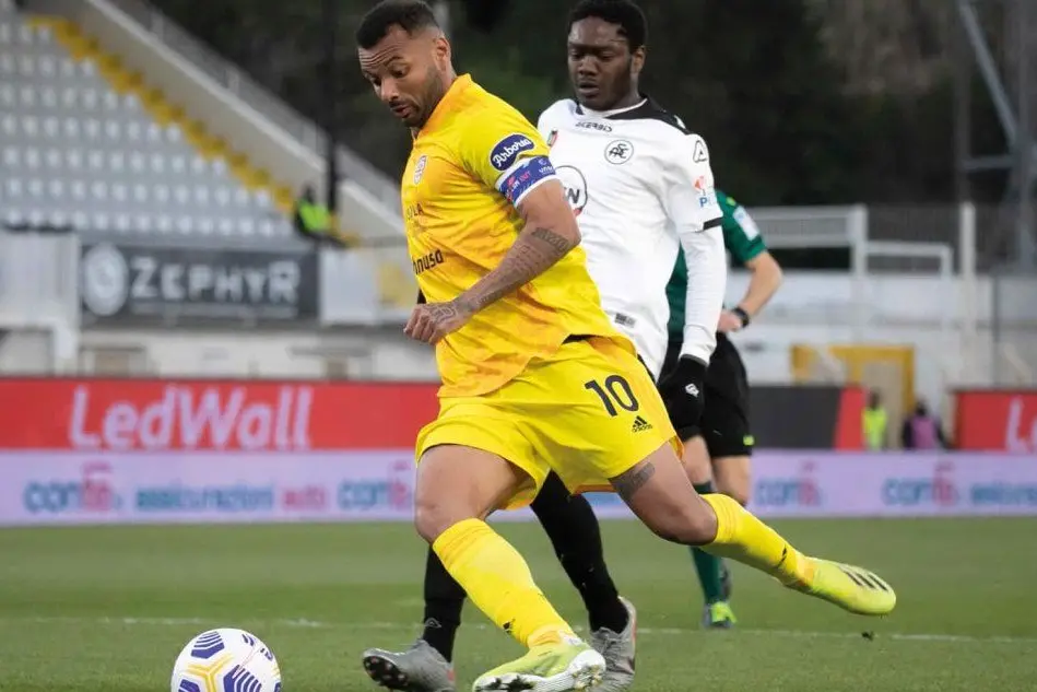 Joao Pedro in azione contro lo Spezia (Cagliari Calcio)