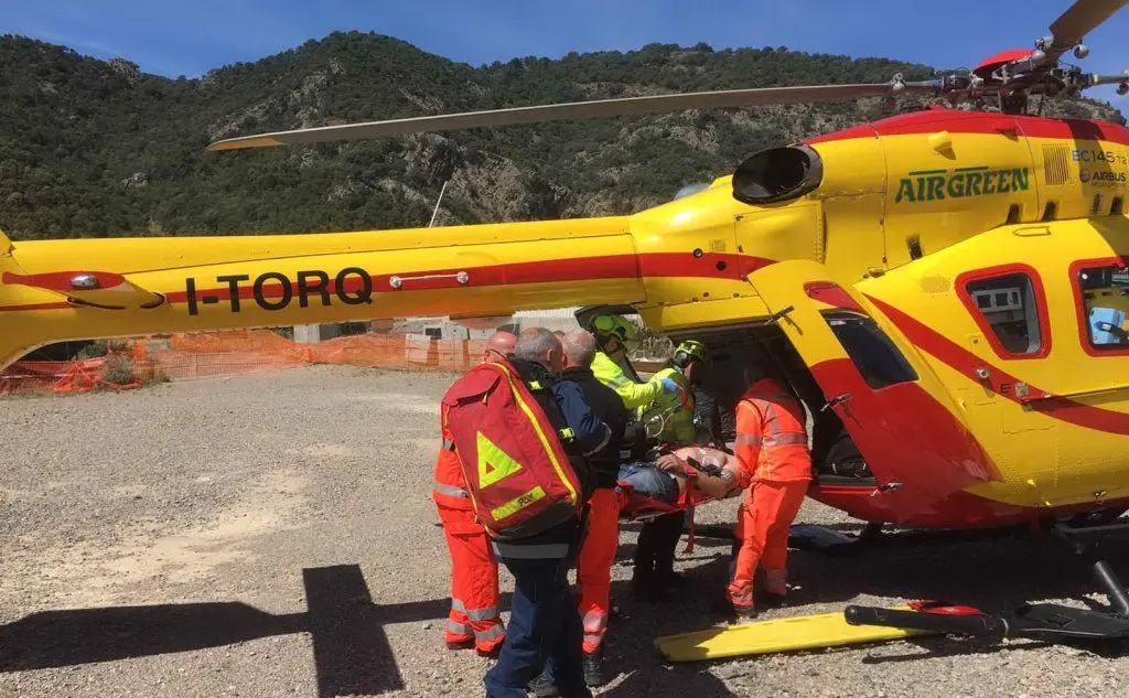 L'operaio viene caricato sull'elicottero (foto L'Unione Sarda - Murgana)