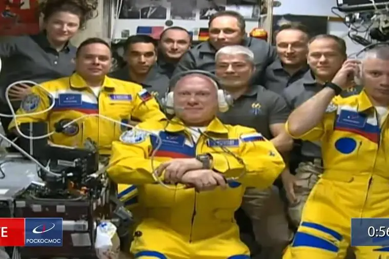 I tre cosmonauti russi con le tute gialle e azzurre (Ansa - Twitter Pavlushchenko)