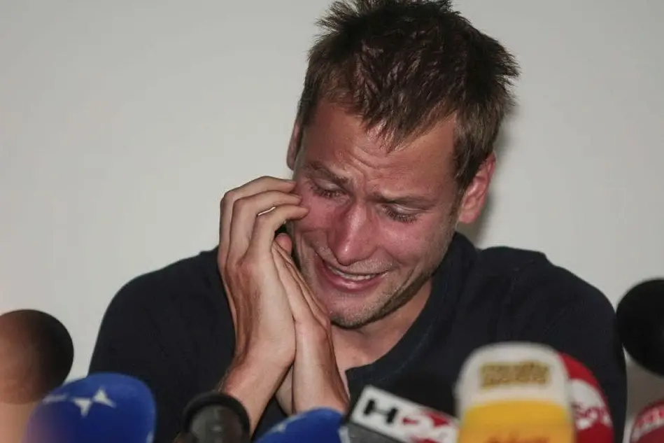 Alex Schwazer in lacrime durante una conferenza stampa