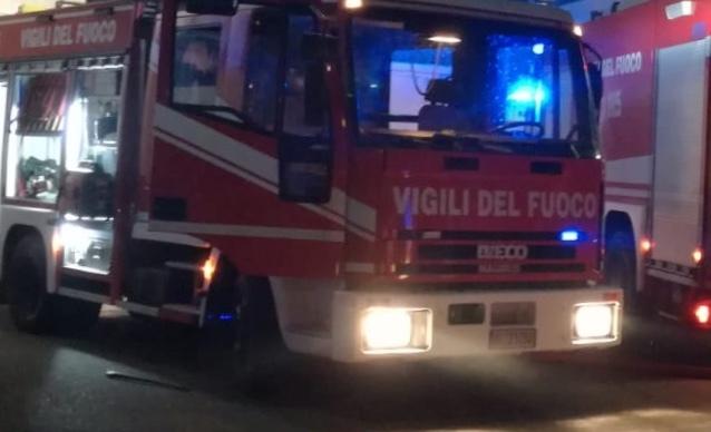 Cagliari, attentato incendiario contro la ditta di trasporti: distrutti tre mezzi