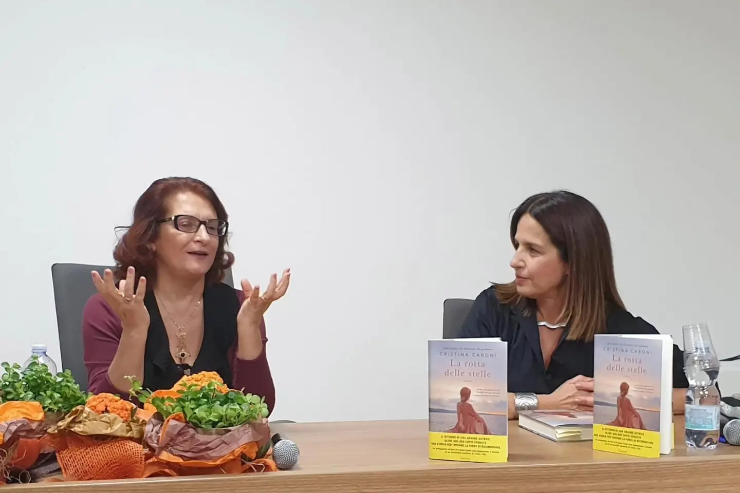L'autrice con Elisabetta Frau (foto cooperativa Domu Nosta)