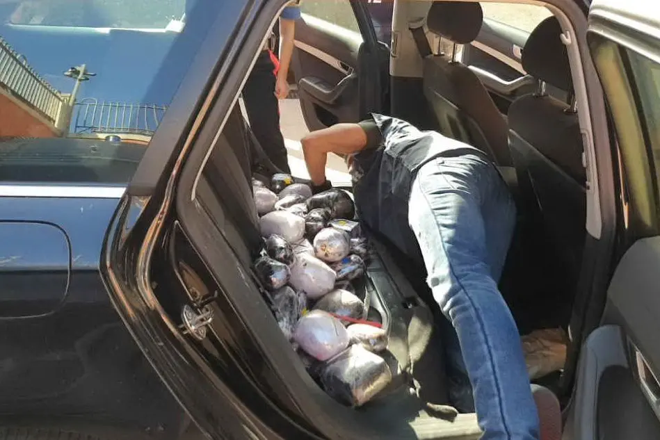La droga nascosta nell'auto (Foto Carabinieri)