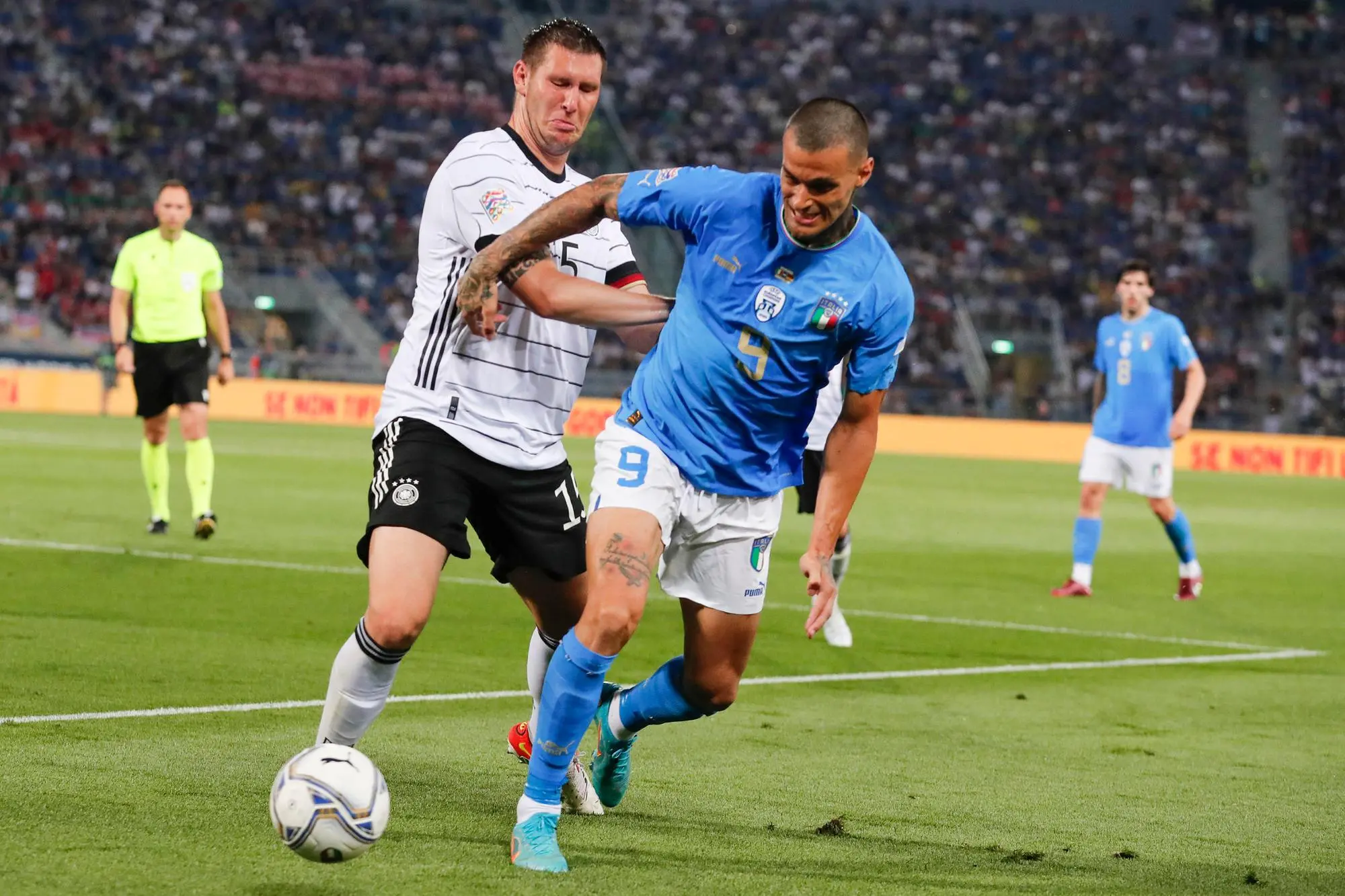 Scamacca con la maglia azzurra (Ansa)