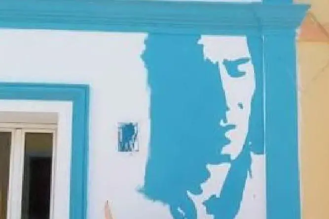 Il murale sull'abitazione a Porto Torres (foto concessa)