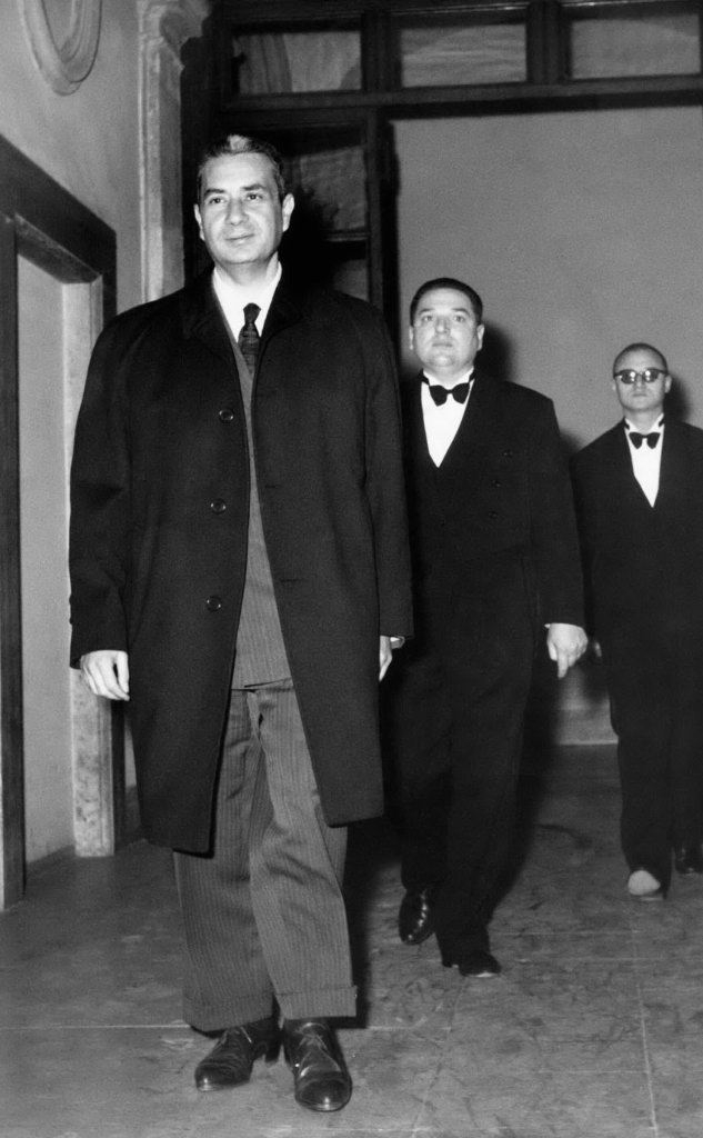 Aldo Moro nel 1963 all'uscita dalla Camera, appena nominato presidente del Consiglio.